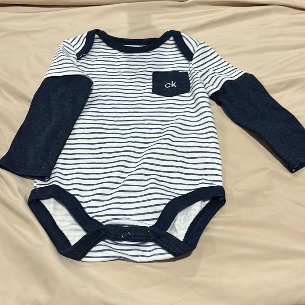 1 long sleeve onesie, 1 short sleeve onesie and 1 pair of pant. Calvin Klein